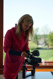 ‎Grid s nepravidelnými fotkami s okraji