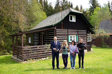 ‎Grid s nepravidelnými fotkami s okraji