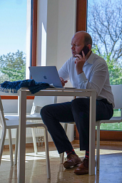 ‎Grid s nepravidelnými fotkami s okraji