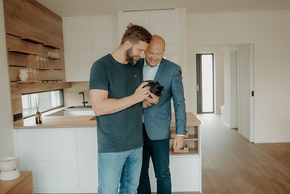 ‎Grid fotek na celou šířku s nepravidelnými fotkami