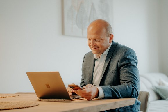 ‎Grid fotek na celou šířku s nepravidelnými fotkami