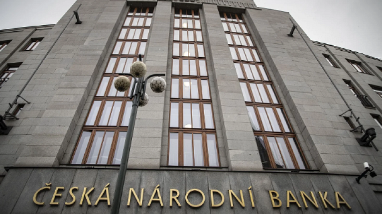ČNB zrychluje pokles úroků, inflaci už vidí blízko jejímu cíli